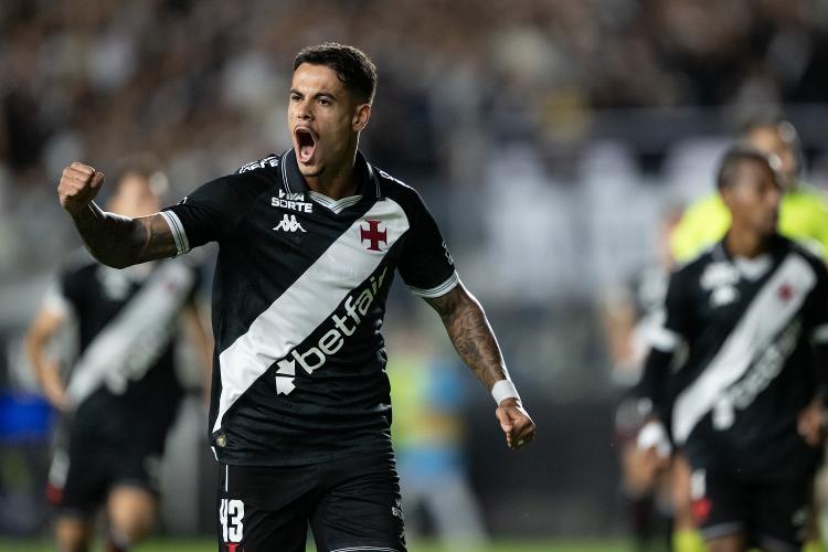 Lucas Freitas, do Vasco, comemora após marcar contra o Grêmio, pelo Brasileirão