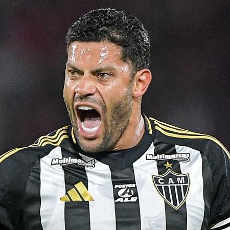 Hulk em ação durante jogo entre Flamengo e Atlético-MG na Copa do Brasil