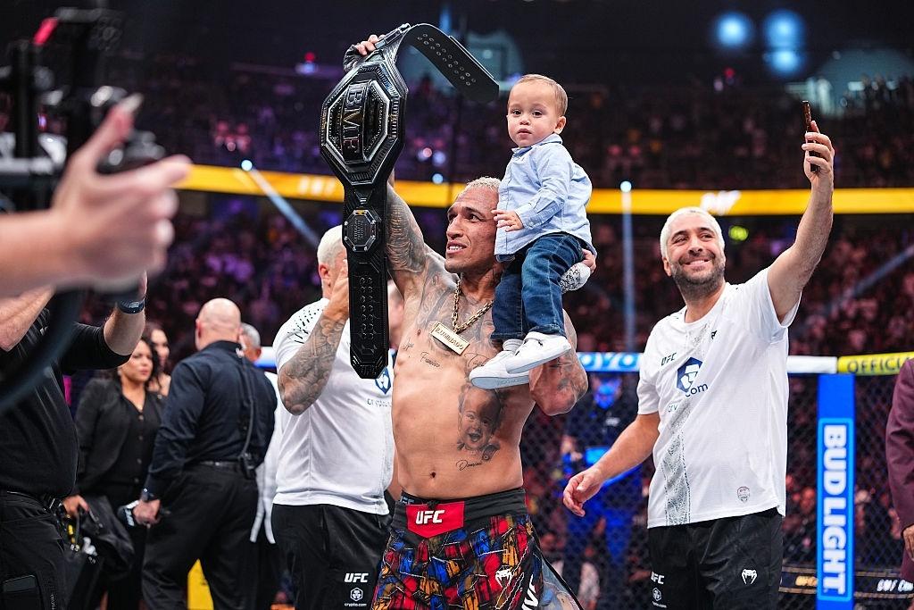 Charles Do Bronx teve uma atuação dominante contra Max Holloway e levou cinturão BMF do UFC - undefined