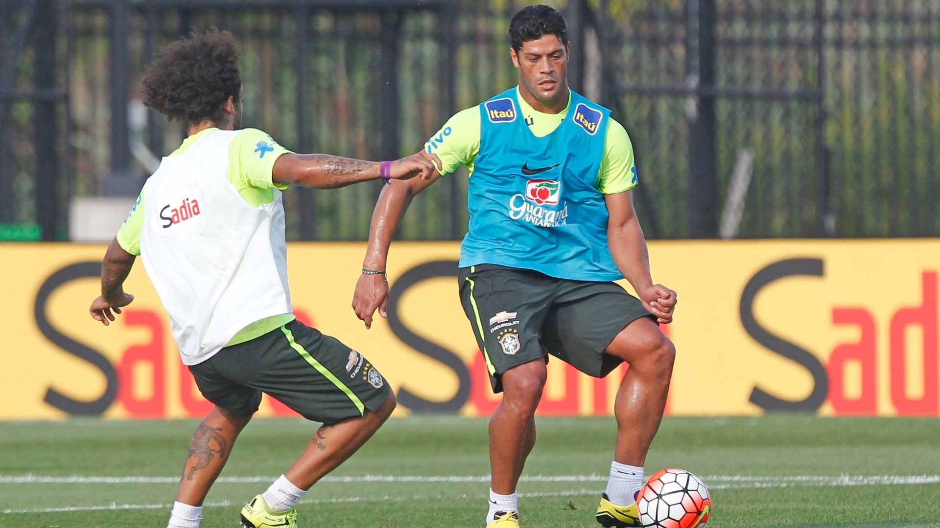 Hulk treina junto com Marcelo na seleção brasileira
