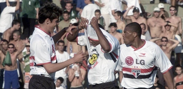 Kaká e Julio Baptista jogaram juntos em 2001 - Ernesto Rodrigues/Folhapress/Digital