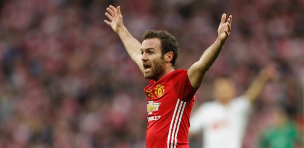 O meia espanhol Juan Mata passou por cirurgia na virilha - Carl Recine/REUTERS