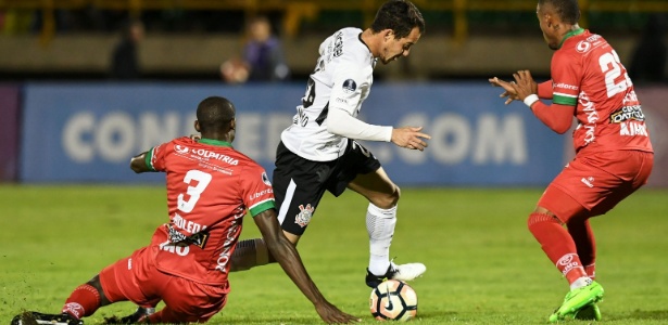 Rodriguinho em ação na partida: empate sofrido no fim do confronto - AFP PHOTO / Luis Acosta