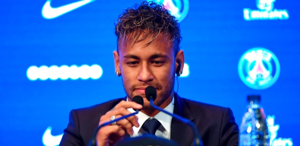 Neymar concede entrevista coletiva em sua apresentação no PSG - Lionel Bonaventure/AFP
