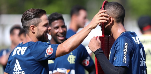 Diego brinca durante treino do Flamengo: jogador é uma das maiores armas do time - Gilvan de Souza/Flamengo