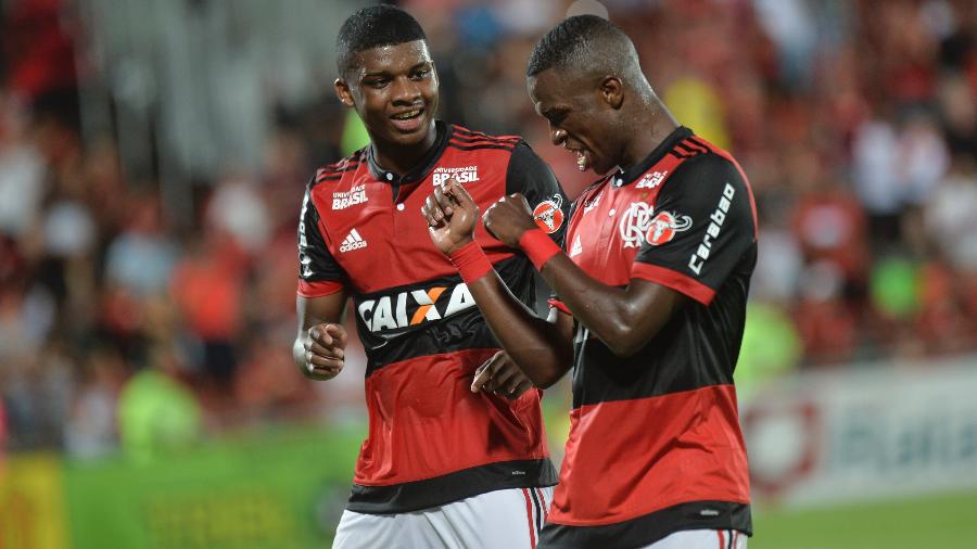 Vinícius Jr comemora com Lincoln gol do Flamengo sobre a Cabofriense - CELSO PUPO/FOTOARENA/FOTOARENA/ESTADÃO CONTEÚDO