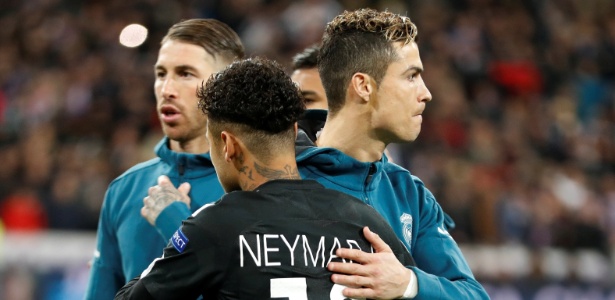 Neymar e Ronaldo se cumprimentam antes do duelo entre PSG e Real - Paul Hanna/Reuters