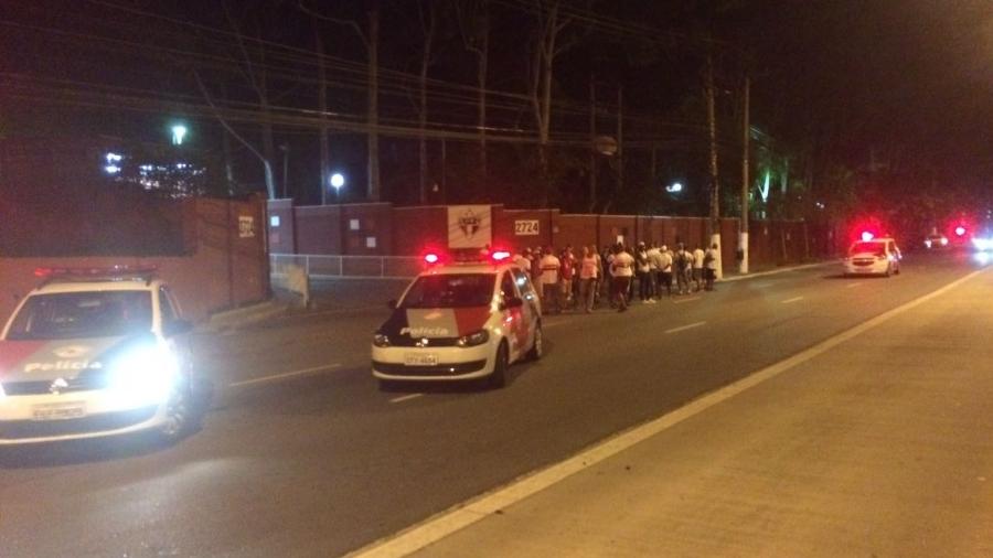 Torcida do São Paulo fez protesto na frente do CT já no ano passado - José Eduardo Martins/UOL Esporte