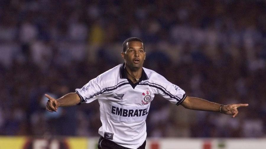 Dinei comemora gol marcado para o Corinthians contra o Cruzeiro, na final do Campeonato Brasileiro de 1998 - Ormuzd Alves/Folhapress