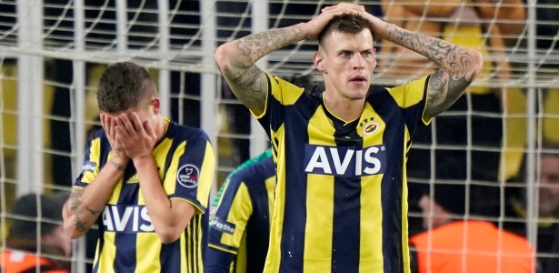 Jogadores do Fenerbahçe lamentam; clube vive um dos piores momentos da história - Murad Sezer/Reuters