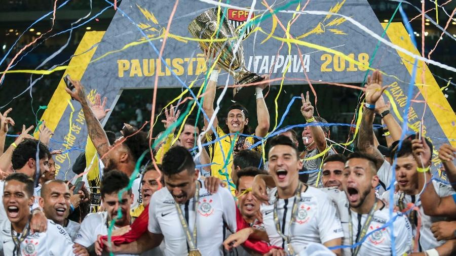 Cássio ergue a taça do título do Campeonato Paulista conquistado pelo Corinthians em 2018 - Ale Cabral/AGIF