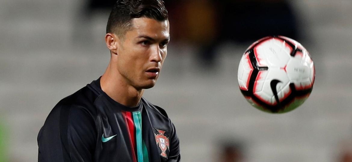 Cristiano Ronaldo se aquece antes de jogo da seleção portuguesa contra Sérvia - Rafael Marchante/Reuters