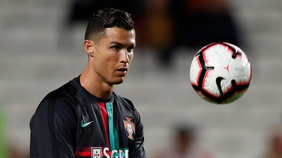Cristiano Ronaldo se aquece antes do jogo entre Portugal e Sérvia - Rafael Marchante/Reuters