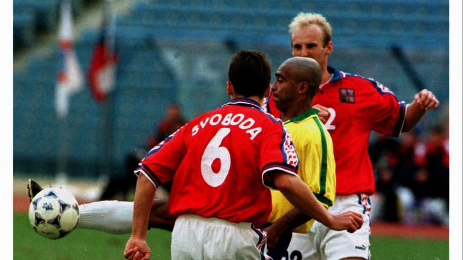 Romário domina bola entre Zdenek Svoboda and Karel Rada em jogo entre República Tcheca e Brasil em 1997 - AFP PHOTO/Gabriel BUOYS