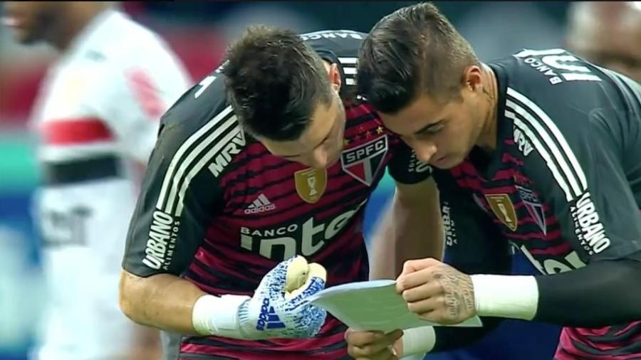 Tiago Volpi e Jean estudam cobranças do Palmeiras antes de decisão por pênaltis - Reprodução/SporTV