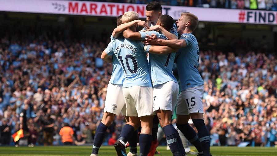 Jogadores do Manchester City comemoram gol sobre o Tottenham - OLI SCARFF/AFP