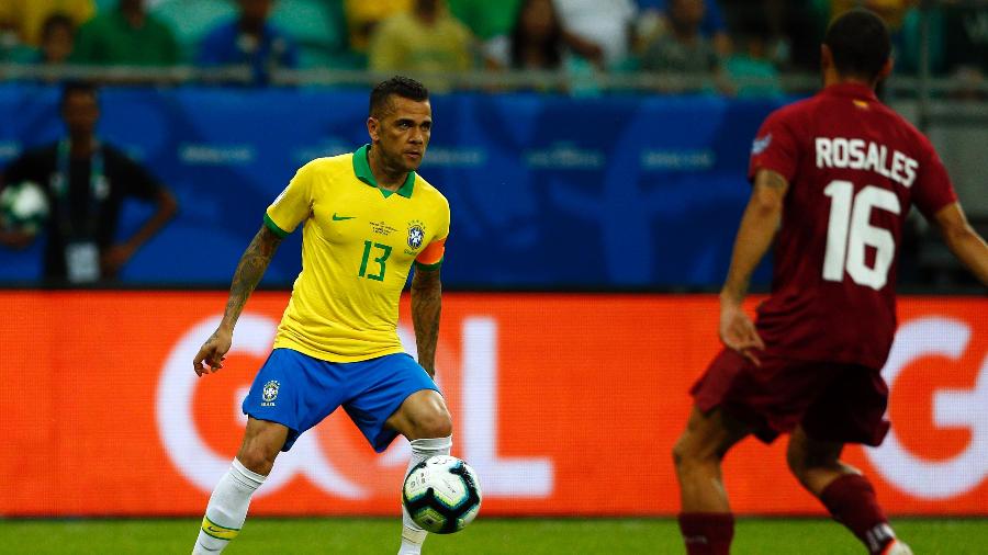 Daniel Alves, durante partida entre Brasil e Venezuela - Thiago Calil/AGIF