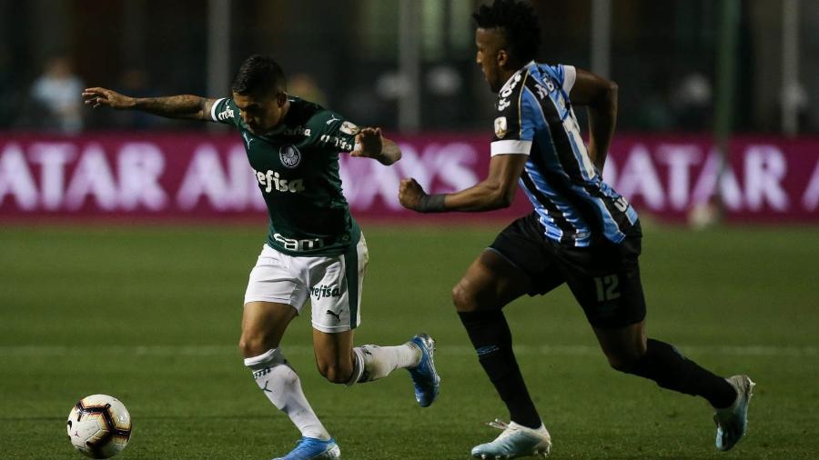 Dudu disputa lance com Cortez em jogo entre Palmeiras e Grêmio na Libertadores - Cesar Greco/Ag. Palmeiras/Divulgação