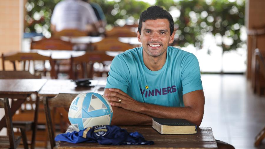 Vitor, ex-goleiro do Londrina, que decidiu seguir os preceitos da religião Adventista e não joga aos sábados - Raul Spinassé/UOL