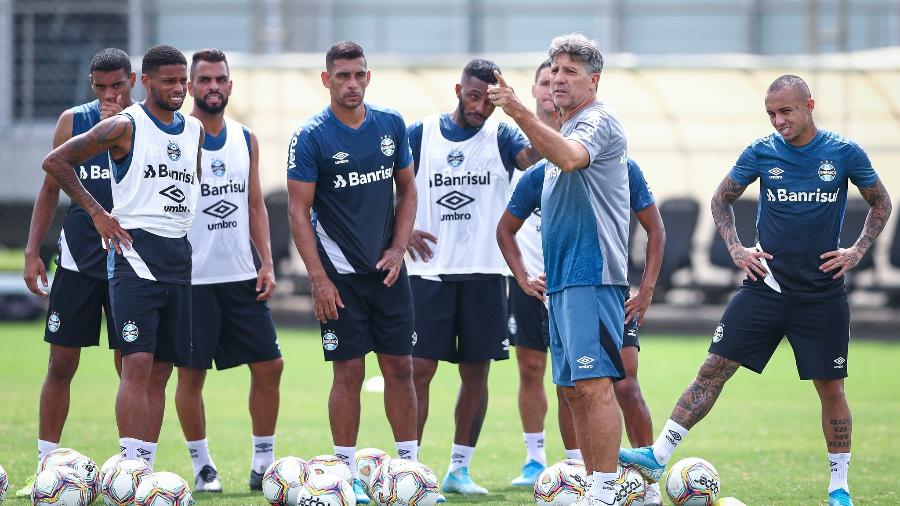 Renato Gaúcho orienta jogadores do Grêmio durante treino - Lucas Uebel/Grêmio FBPA