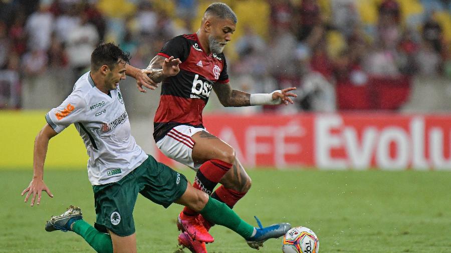 Gabigol e Jean Victor em disputa de bola no jogo Flamengo x Boa Vista - Thiago Ribeiro/AGIF