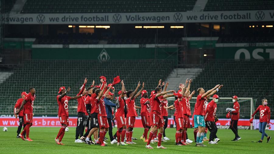 Jogadores do Bayern de Munique comemoram título alemão em estádio vazio - Stuart Franklin/Getty Images