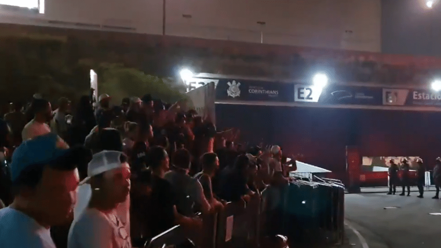 Torcedores do Corinthians se aglomeram em protesto na porta da Arena após derrota para o Palmeiras - Reprodução/Twitter