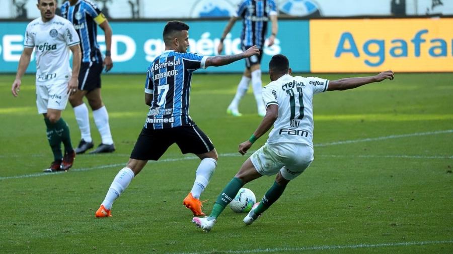 Matheus Henrique, do Grêmio, e Rony, do Palmeiras, disputam bola durante partida na Arena do Grêmio - Maxi Franzoi/AGIF
