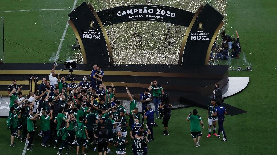 Jogadores e comissão técnica do Palmeiras comemoram o título da Copa Libertadores 2020, no Maracanã - Silvia Izquierdo/Getty Images
