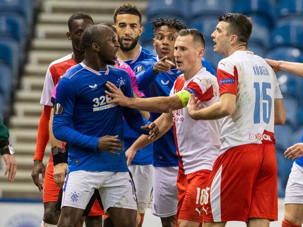 Uefa suspende zagueiro do Slavia Praga por 10 jogos após racismo contra  meia do Rangers - Jornal O Globo