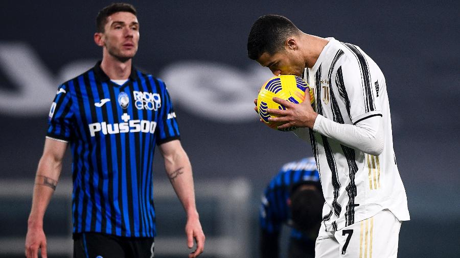 Cristiano Ronaldo se prepara para cobrar pênalti sob olhares de Robin Gosens - Nicolò Campo/LightRocket via Getty Images