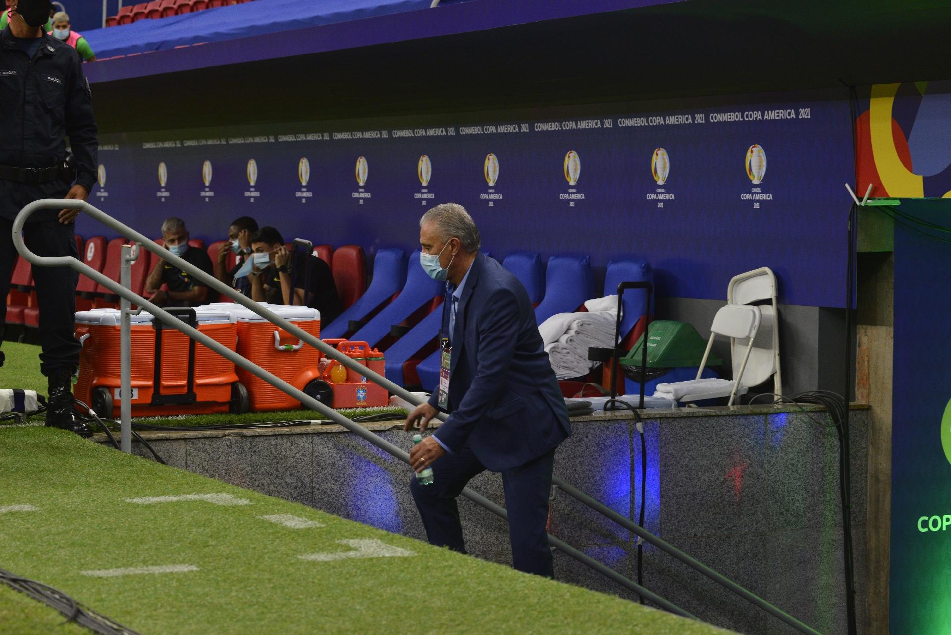 Tite, técnico da seleção brasileira, sobe para o banco de reservas do Estádio Mané Garrincha - LUCIANO FREIRE/FRAMEPHOTO/ESTADÃO CONTEÚDO