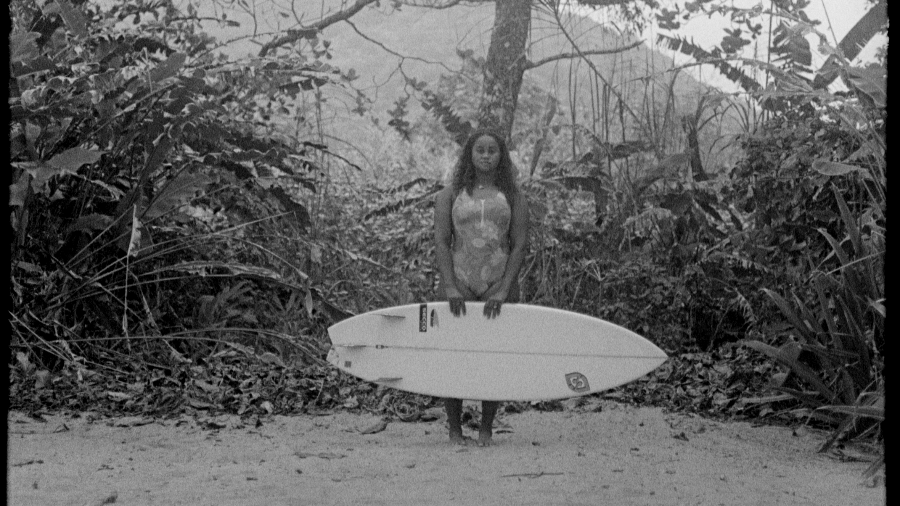 Suelen Naraisa, bicampeã brasileira de surfe, uma das estrelas do curta "Fé Salgada" - Bia Pinho