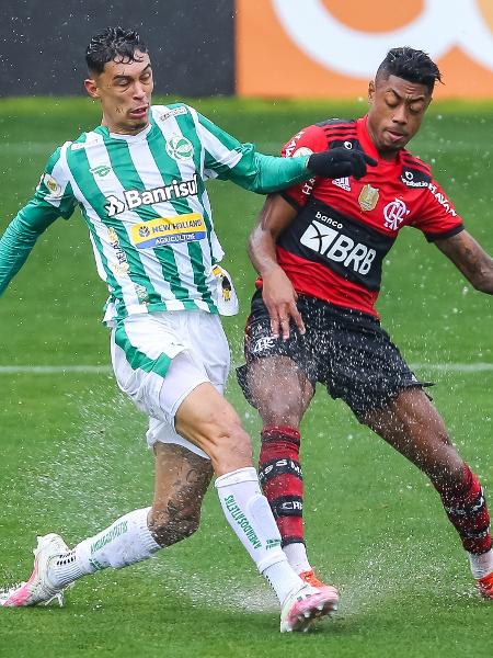 Bruno Henrique disputa bola durante partida entre Juventude e Flamengo no Brasileirão 2021 - Pedro H. Tesch/AGIF