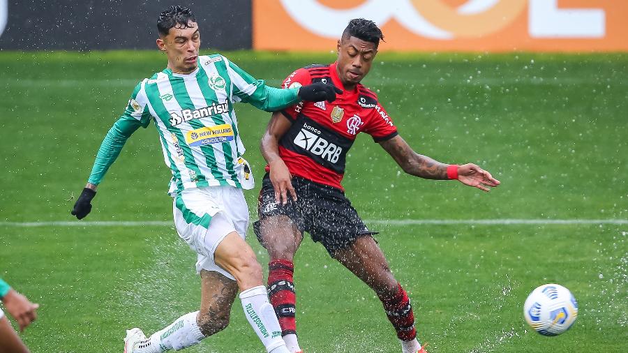 Bruno Henrique disputa bola durante partida entre Juventude e Flamengo no Brasileirão 2021 - Pedro H. Tesch/AGIF