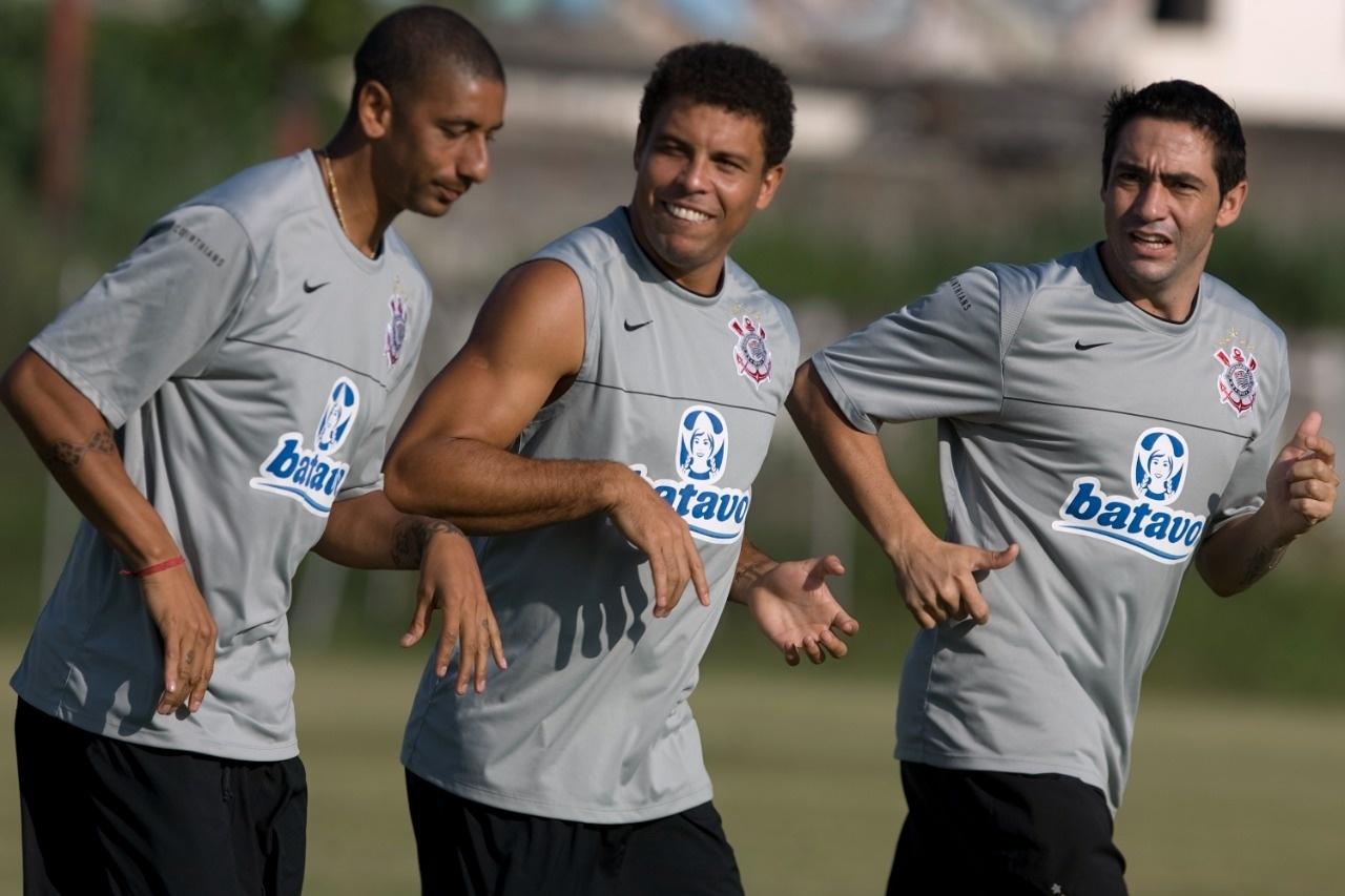 Ronaldo Fenômeno ao lado de Acosta e Chicão durante treino do Corinthians no CT Joaquim Grava