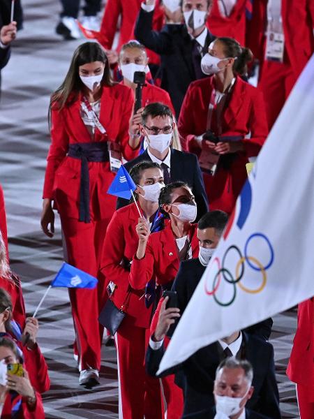 Atletas russos, que não podem representar o país, desfilam na cerimônia de abertura dos Jogos