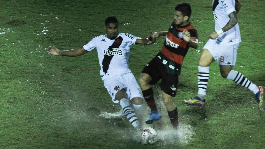 Vitória e Vasco se enfrentaram no 1º turno sob forte chuva em Salvador, na Bahia - Jhony Pinho/AGIF