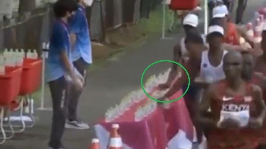 Olimpíadas: corredor francês derruba garrafas d'água ...