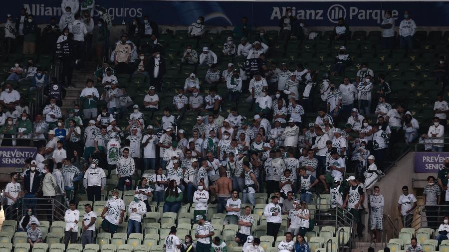 Parte da torcida do Palmeiras se aglomera em um setor do estádio - Ettore Chiereguini/AGIF