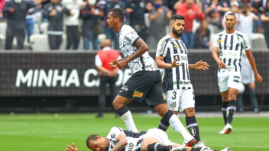 Jô jogador do Corinthians comemora seu gol durante partida contra o Santos - Marcello Zambrana/AGIF