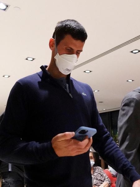 Novak Djokovic no aeroporto de Melbourne após ter sua deportação decretada - Reuters