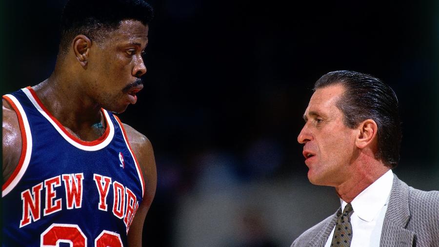 O pivô Patrick Ewing e o técnico Pat Riley, nos tempos de Knicks nos anos 90 -  Andrew D. Bernstein/NBAE via Getty Images