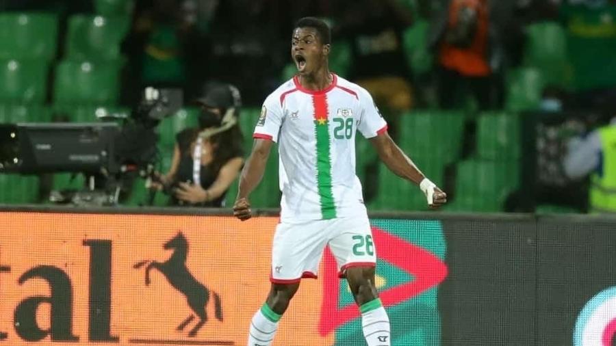 Dango Ouattara, atacante de 19 anos de Burkina Faso, comemora gol marcado contra a Tunísia - Reprodução/Instagram
