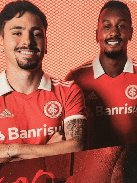 Mauricio e Edenilson com suposta nova camisa do Inter, que vazou - Reprodução/Twitter