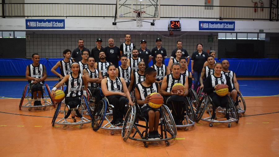 Jogadores, comissão e diretores do time de basquete cadeirante do Santos - André Martins/UOL Esporte