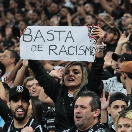 Torcedora do Corinthians se manifesta contra atos racistas em jogo com o Boca -  PETER LEONE/O FOTOGRÁFICO/ESTADÃO CONTEÚDO