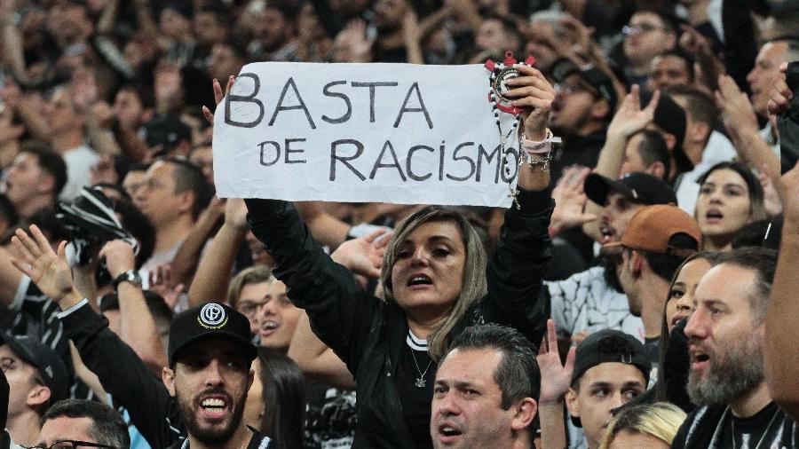 Torcedora do Corinthians protesta contra atos de racismo em partida contra o Boca Juniors (ARG), na Copa Libertadores -  PETER LEONE/O FOTOGRÁFICO/ESTADÃO CONTEÚDO