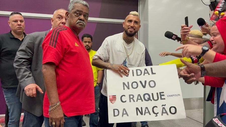 Chileno Vidal desembarca no Rio de Janeiro para assinar com o Flamengo - Letícia Marques / UOL Esporte