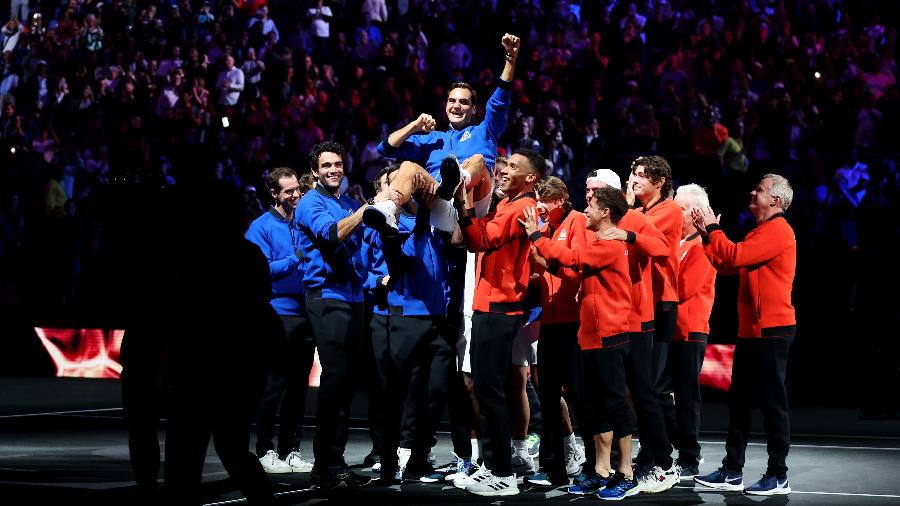 Roger Federer é carregado após seu último jogo profissional, na Laver Cup de 2022 - Getty Images